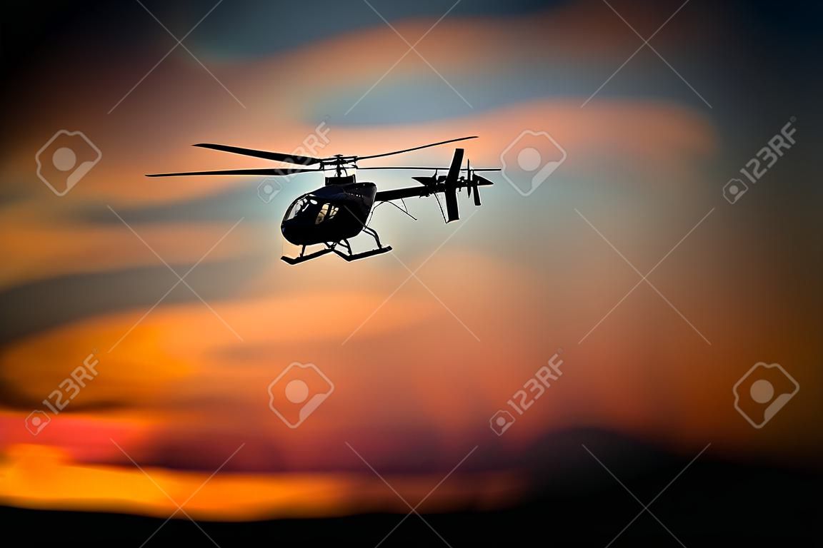 RC helicóptero voando ao pôr do sol