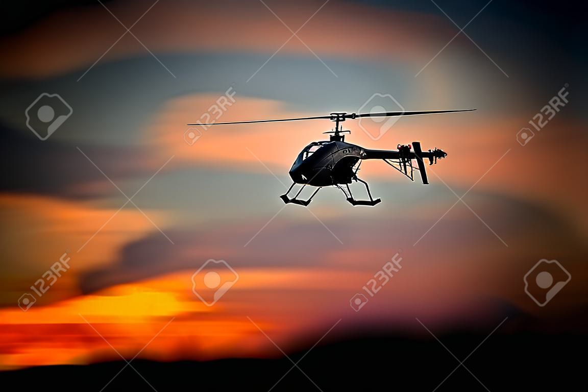 RC Hubschrauber fliegen bei Sonnenuntergang