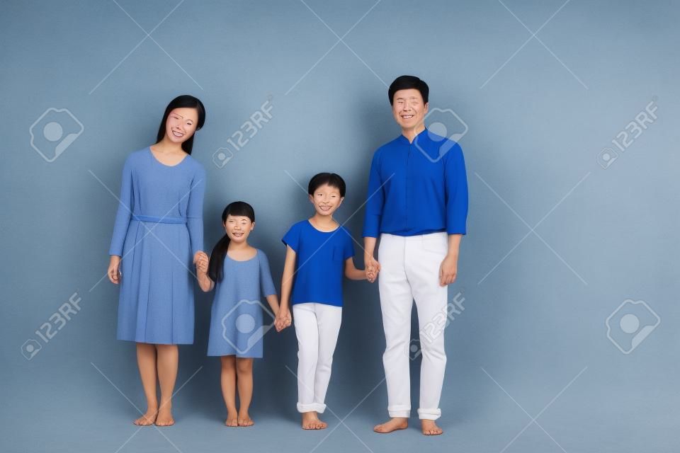 Retrato asiático da família/isolado no branco