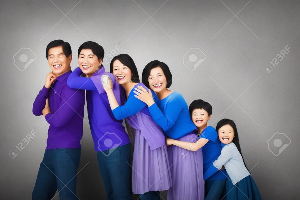 Portret van gelukkige Aziatische familie