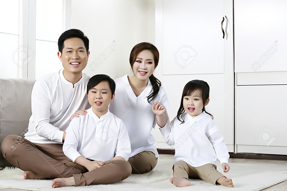 快乐的亚洲家庭微笑和在家里摆姿势