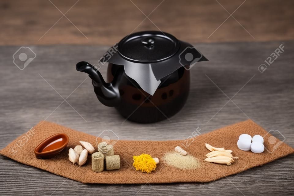 Close-up shot van ingrediënten van Koreaanse traditionele geneeskunde en een pot