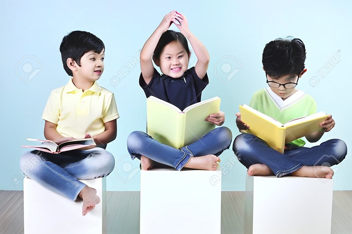 亞洲可愛的孩子們在椅子上看書