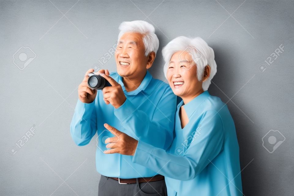 Asyalı yaşlı çift üzerinde beyaz izole bir fotoğraf çekme