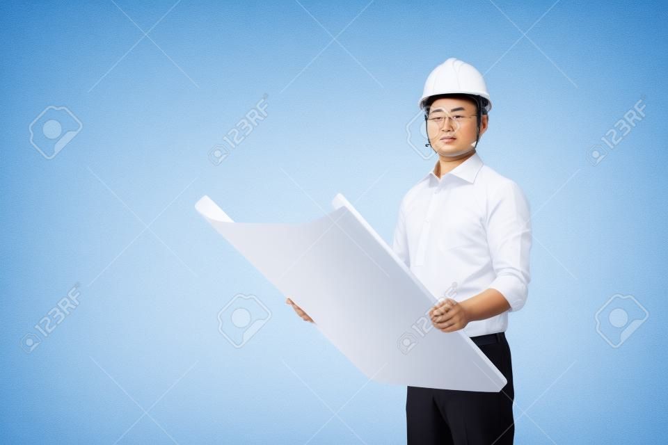 Ingeniero hombre asiático con blueprint aislado en blanco