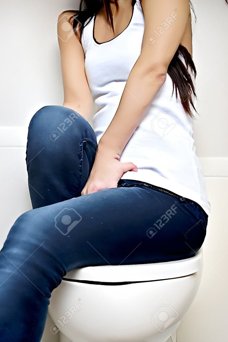 Mulher, sentando, em, vaso sanitário, heaving, barriga, dor