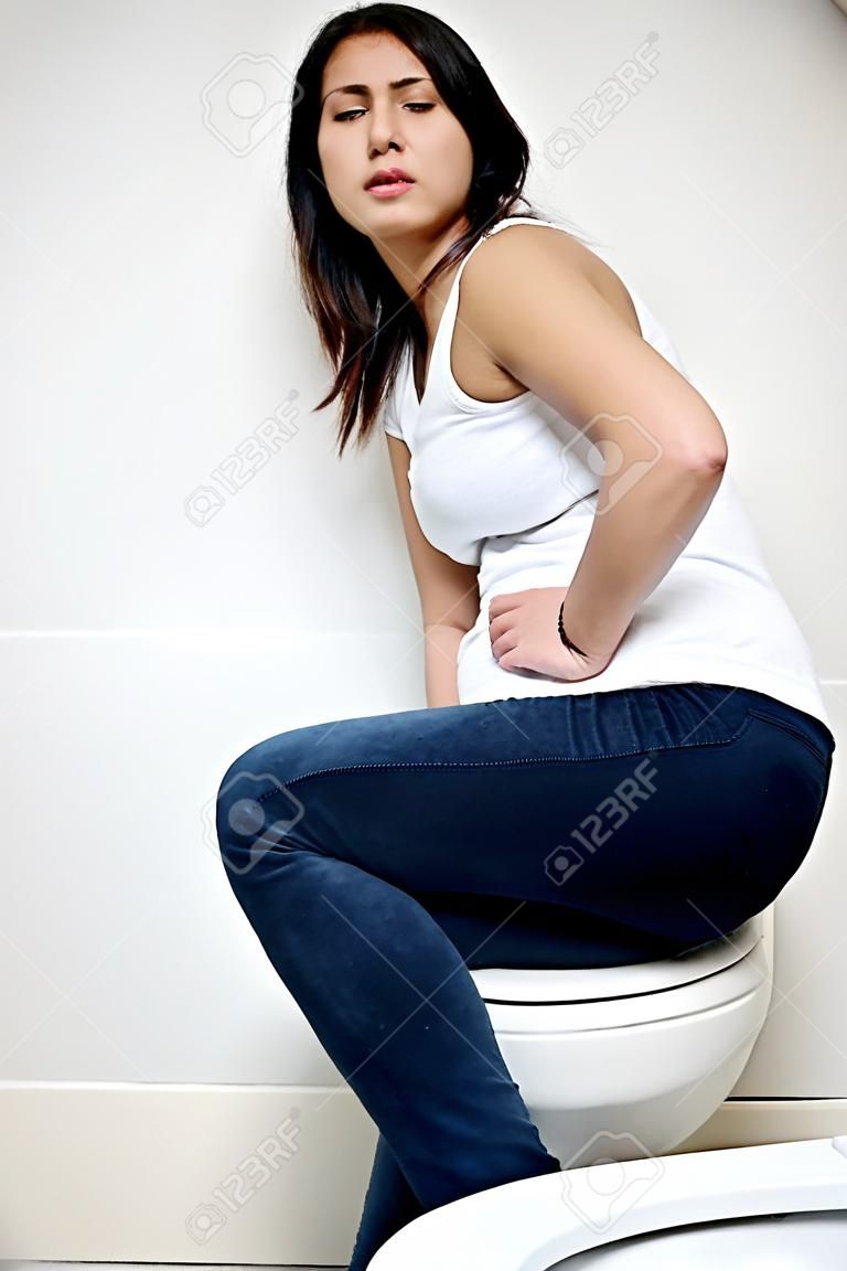 Mulher, sentando, em, vaso sanitário, heaving, barriga, dor