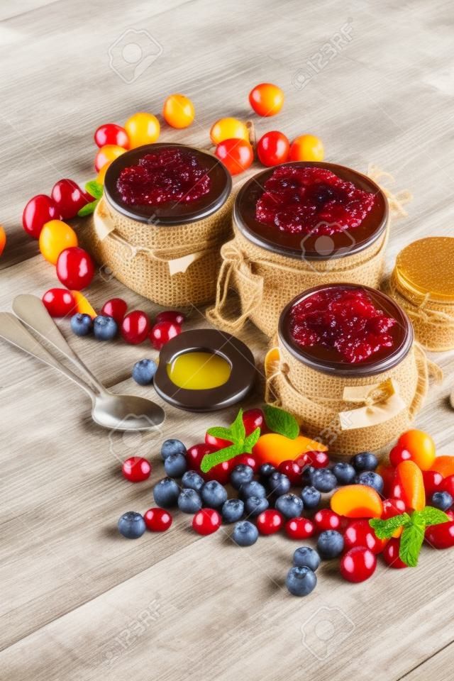 Auswahl an Marmeladen, Beeren der Saison, Aprikosen, Minze und Früchten. Marmelade oder Confiture
