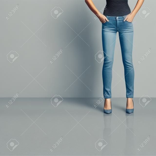 kobieta z idealnego ciała w skinny jeans