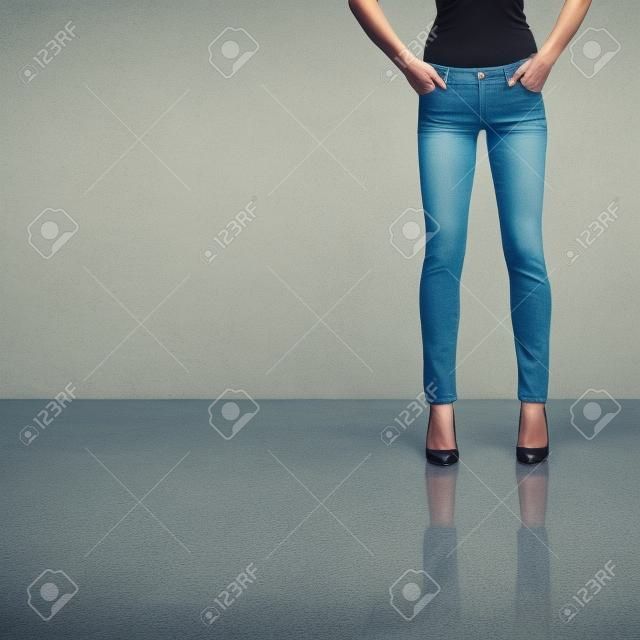 kobieta z idealnego ciała w skinny jeans