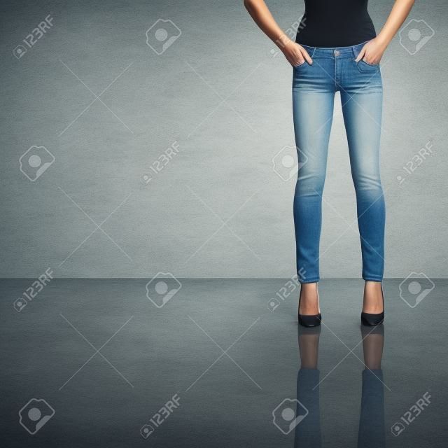 женщина с идеальной тела в узкие джинсы