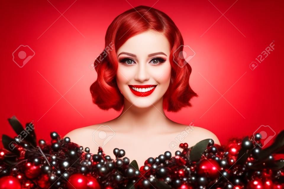 Zdjęcie delikatnej wesołej modelki noszącej fantazyjny makijaż jemioły dekoracji uśmiech odizolowany na czerwonym tle koloru