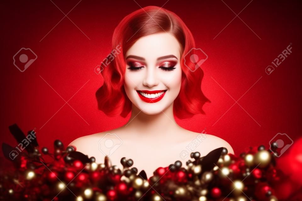 Zdjęcie delikatnej wesołej modelki noszącej fantazyjny makijaż jemioły dekoracji uśmiech odizolowany na czerwonym tle koloru