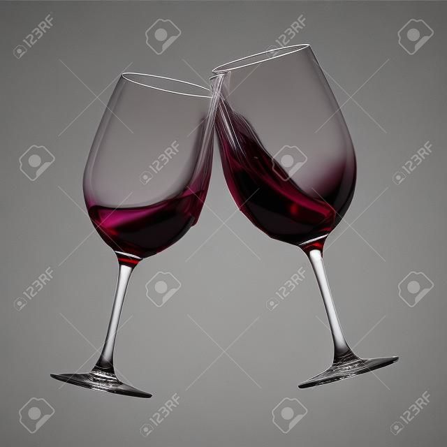 Opiekania dwóch czerwonego wina jasnych szkieł