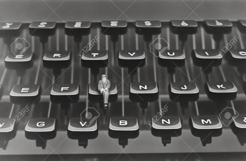 pessoas sentadas na máquina de escrever