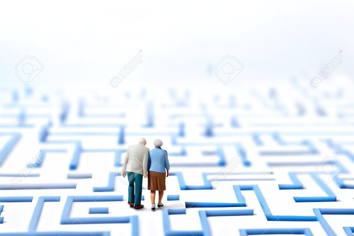 Paar älterer Spaziergang durch das Labyrinth