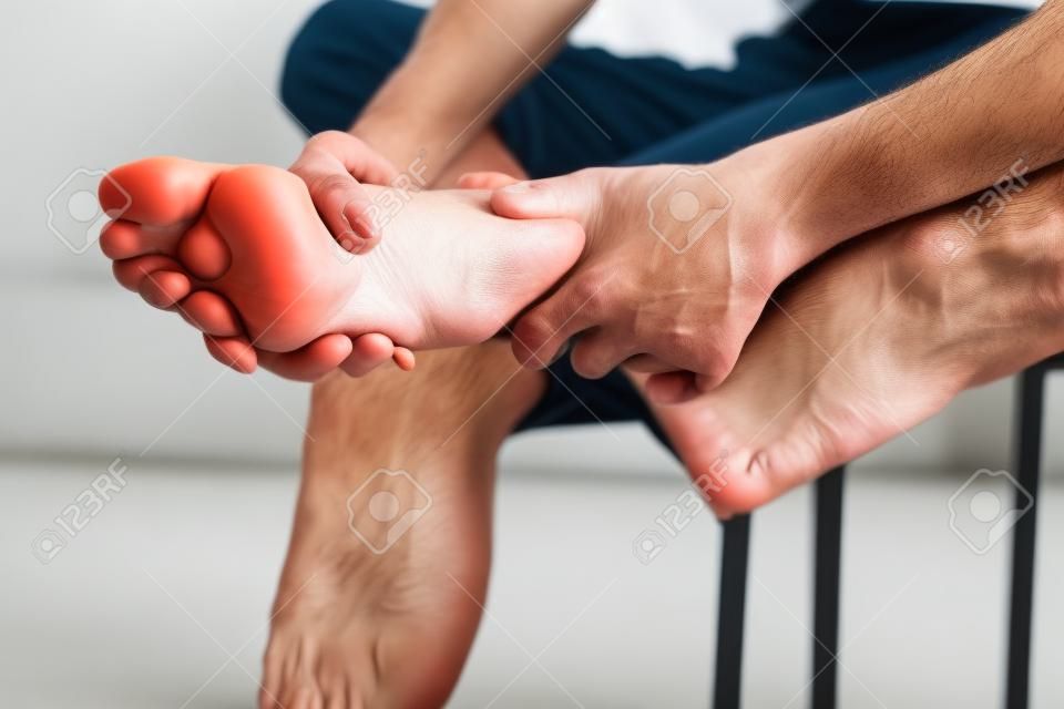 Douleurs aux pieds et hommes