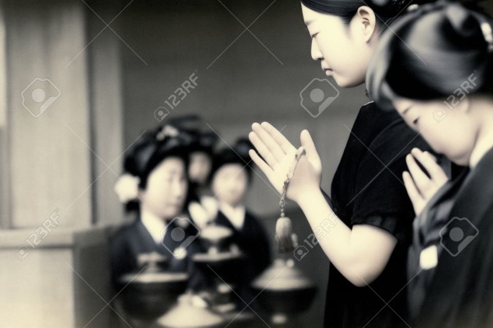 Mulheres japonesas vestindo roupas de luto