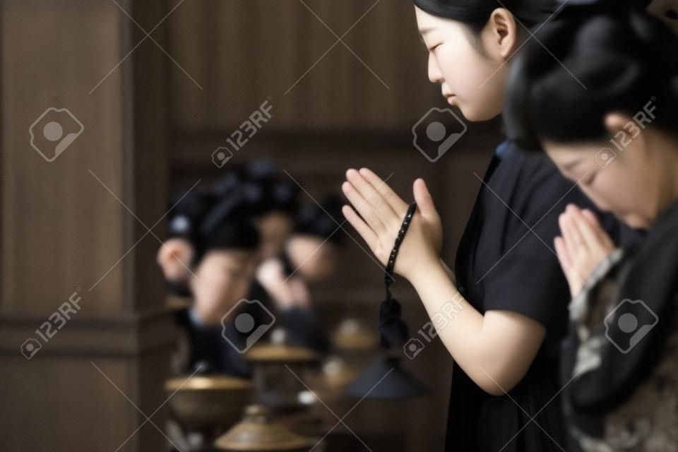 Mulheres japonesas vestindo roupas de luto