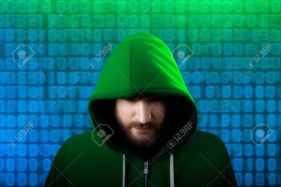 Hacker em um capuz verde em pé na frente de um fundo de servidor colorido com conceito de segurança cibernética de fluxos binários