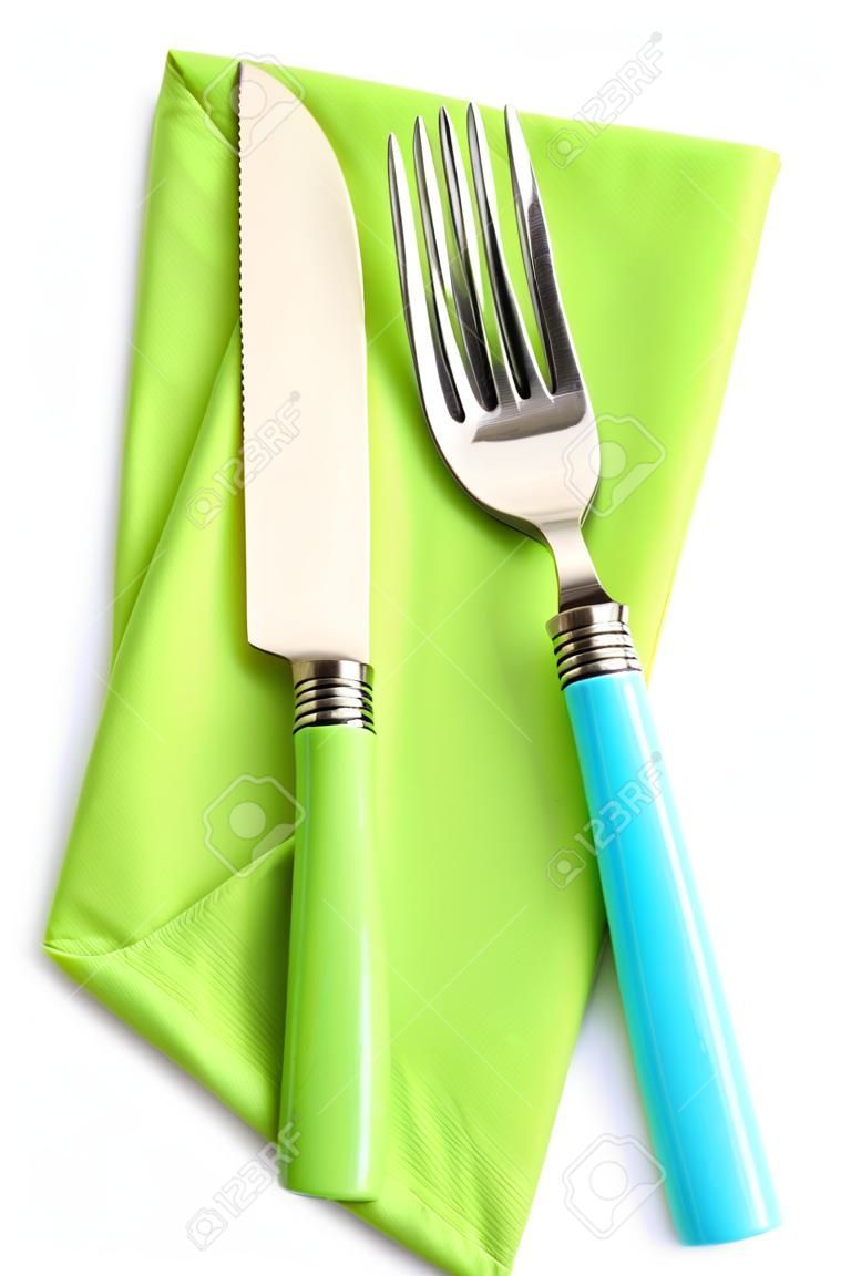 cuchillo y el tenedor en una servilleta aislado en blanco