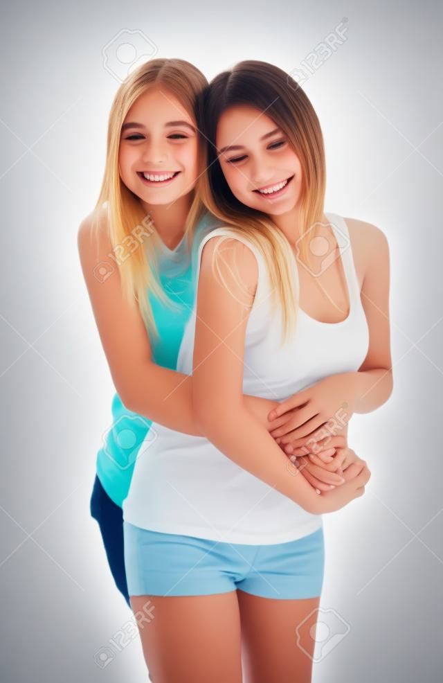 Dos amigos de la chica abrazando aislados en blanco