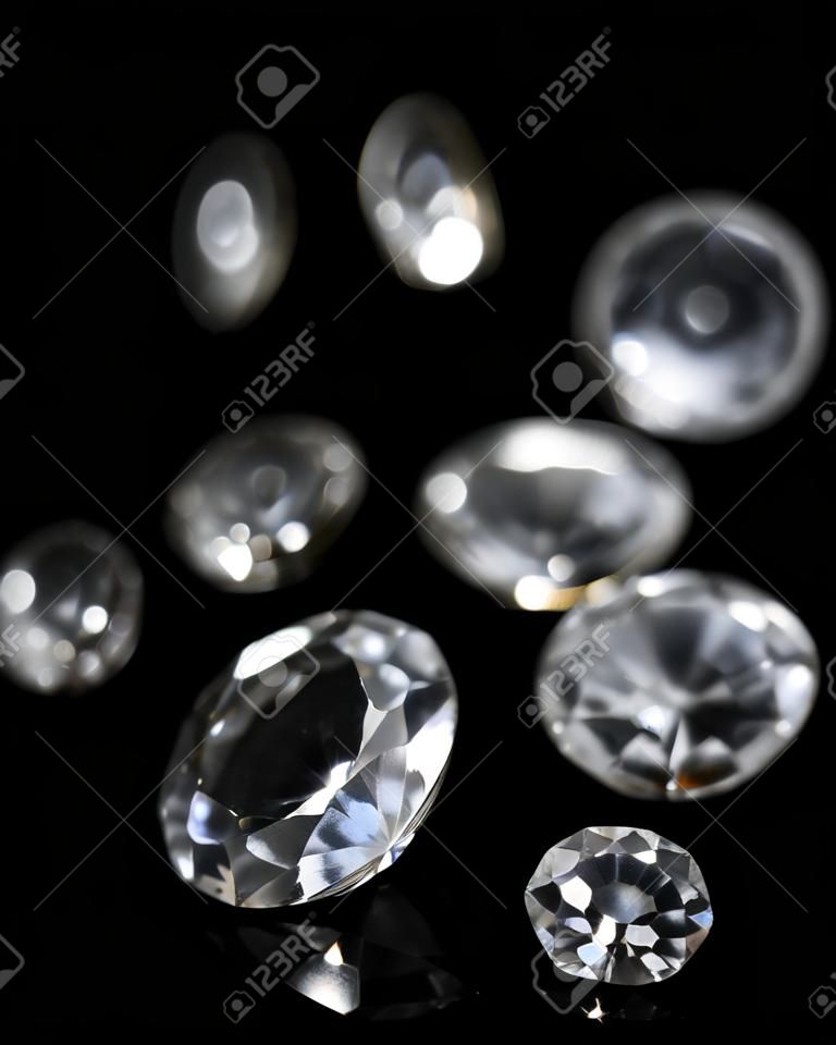 Hermosos cristales brillantes (diamantes), sobre fondo negro