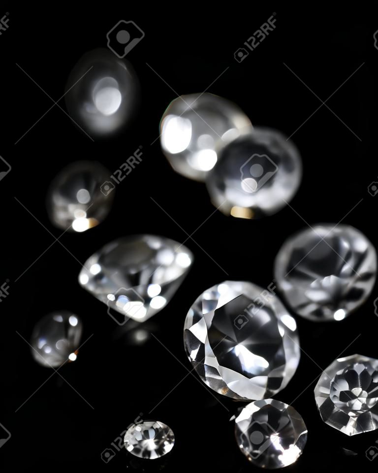 Hermosos cristales brillantes (diamantes), sobre fondo negro