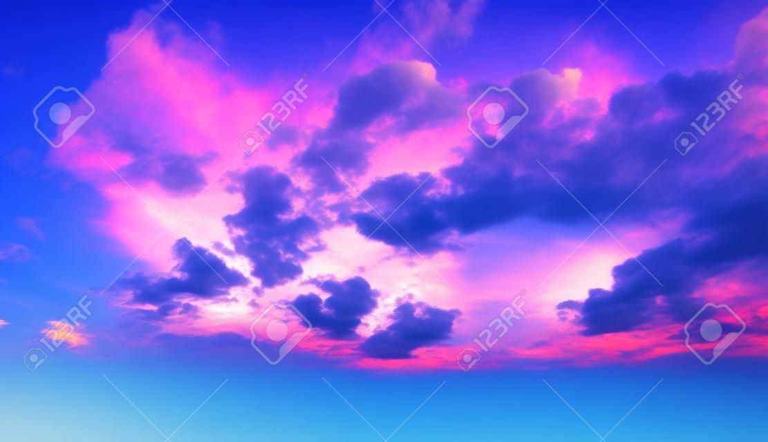Fondo de cielo azul con nubes rosas