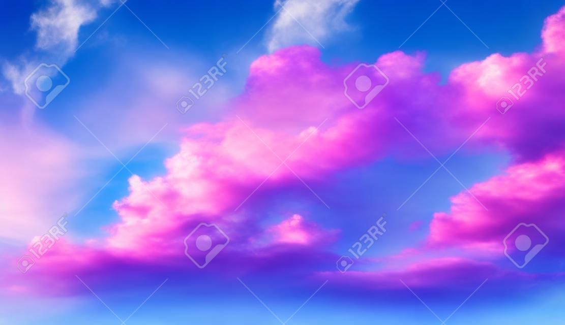 Fond de ciel bleu avec des nuages ??roses