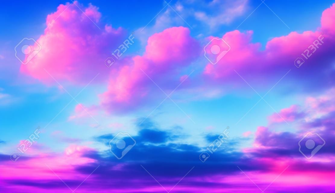 ピンクの雲と青い空を背景