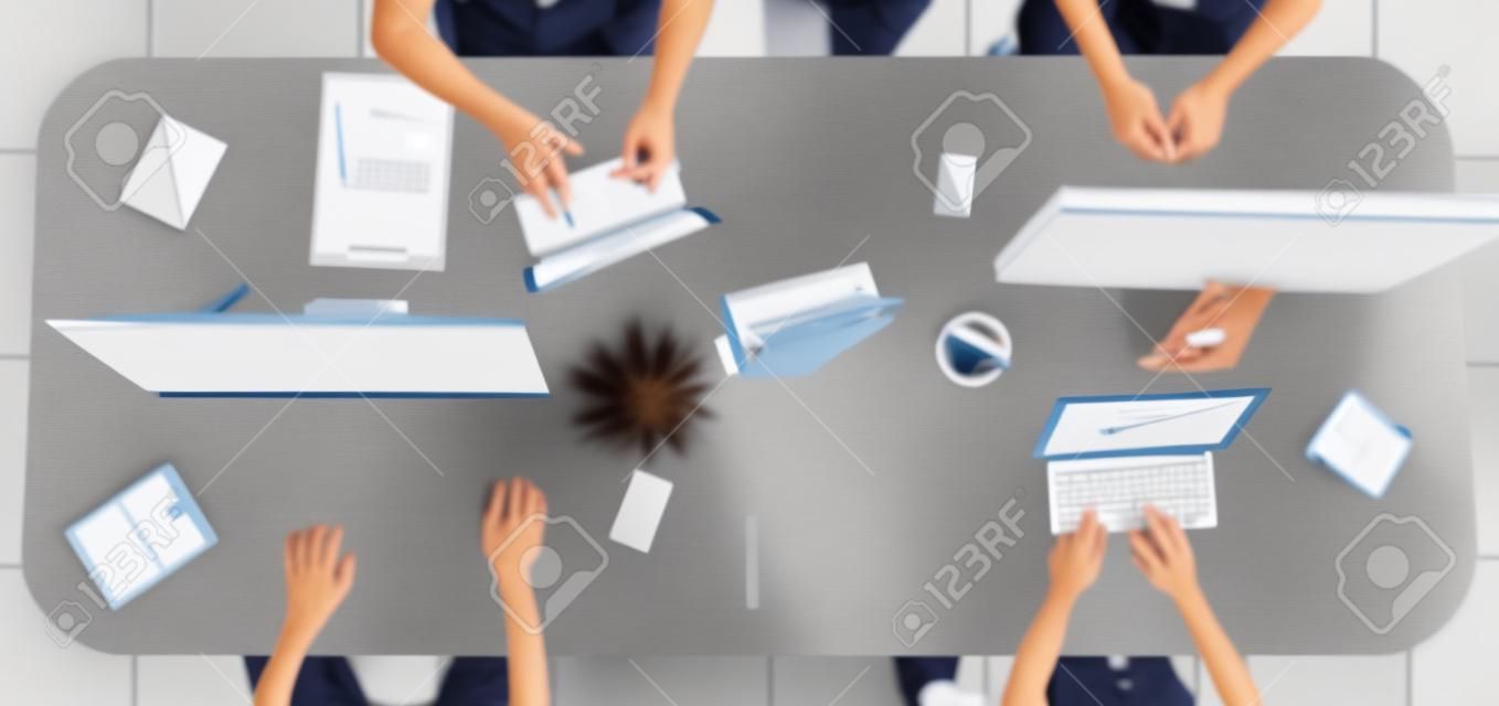 Zakenmensen die op kantoor werken, close-up
