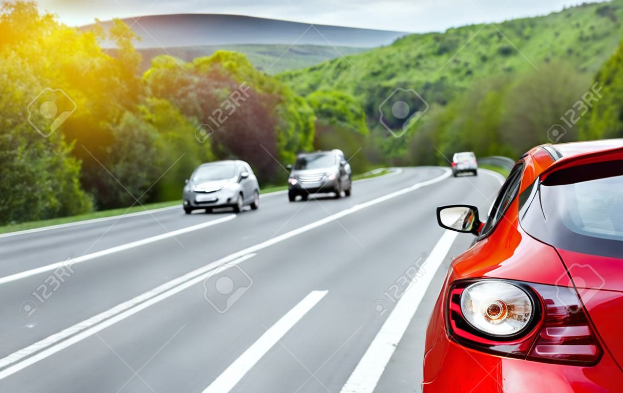 빨간 차가 길가에 주차. 여행 개념입니다.