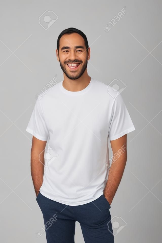 Lächelnder Mann in T-Shirt auf weißem Hintergrund