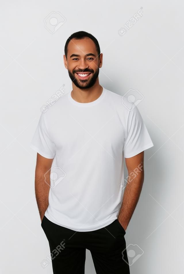 Lächelnder Mann in T-Shirt auf weißem Hintergrund