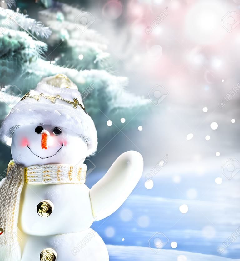 Feliz Natal e feliz ano novo cartão. Feliz boneco de neve em pé na paisagem de Natal de inverno. Fundo de neve