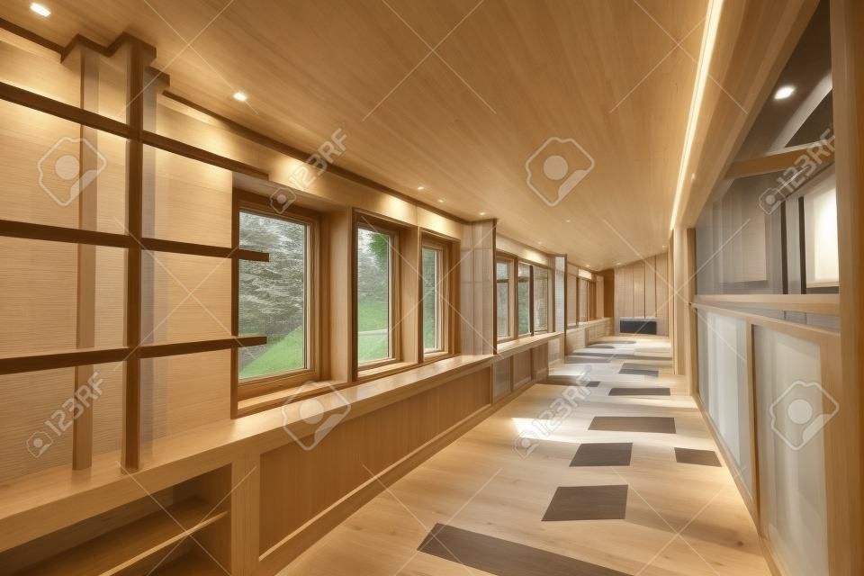 Corridoio interno con pareti in legno e finestre in casa vuota. Design per la casa moderna nuovo e bello. Legno alle pareti marrone chiaro.