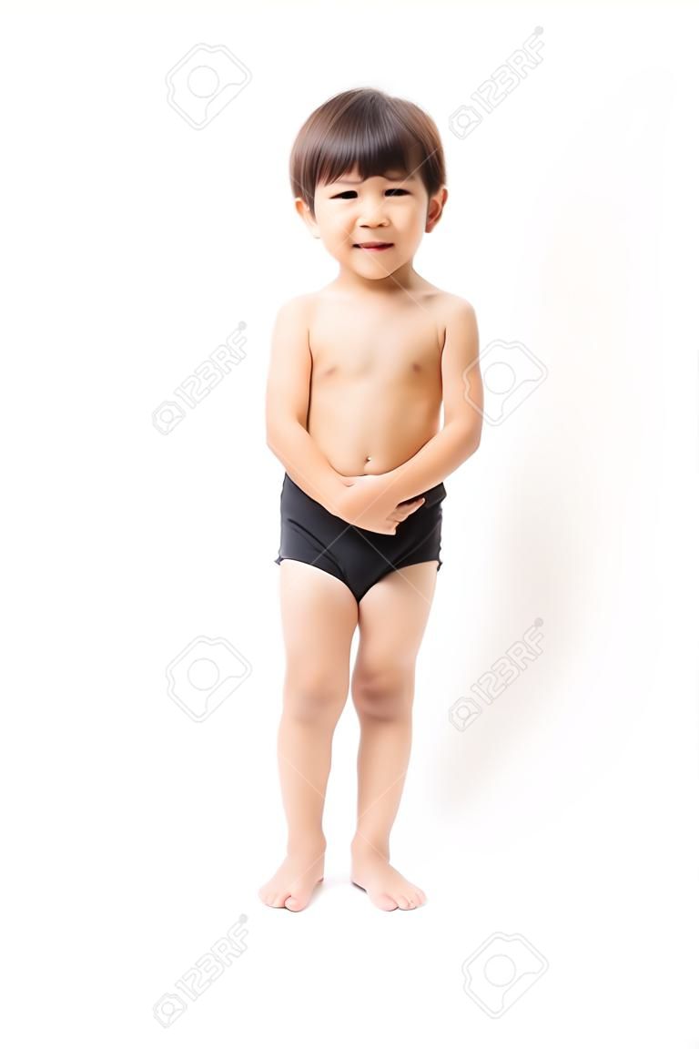 Leuke kleine Aziatische 3 jaar oude peuter jongen dragen zwarte shorts staand op witte achtergrond.