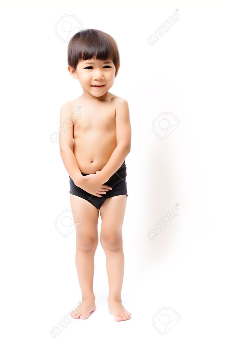 Leuke kleine Aziatische 3 jaar oude peuter jongen dragen zwarte shorts staand op witte achtergrond.
