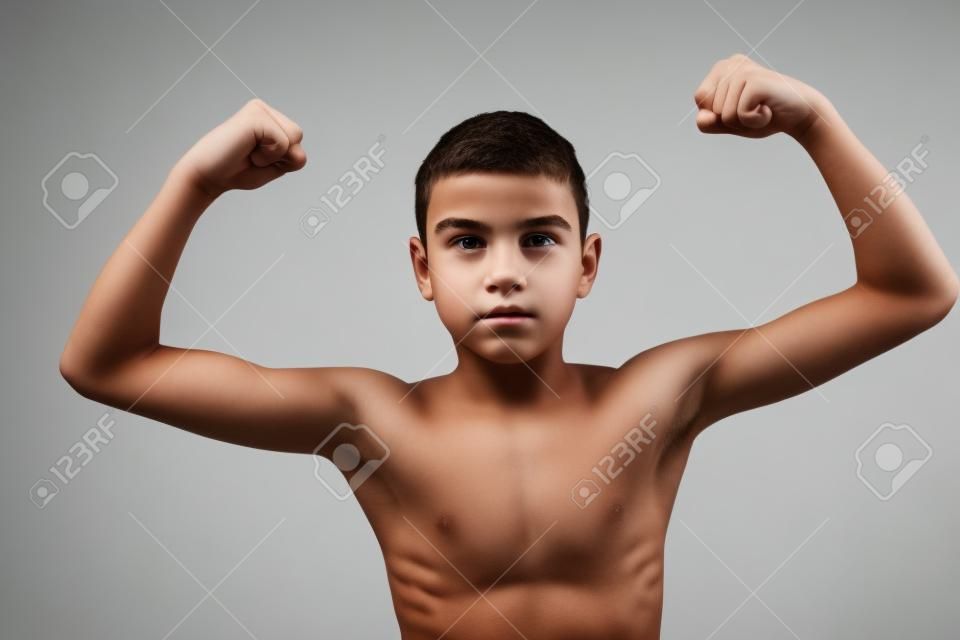 Shirtless tiener jongen flex zijn spieren geïsoleerd op witte achtergrond