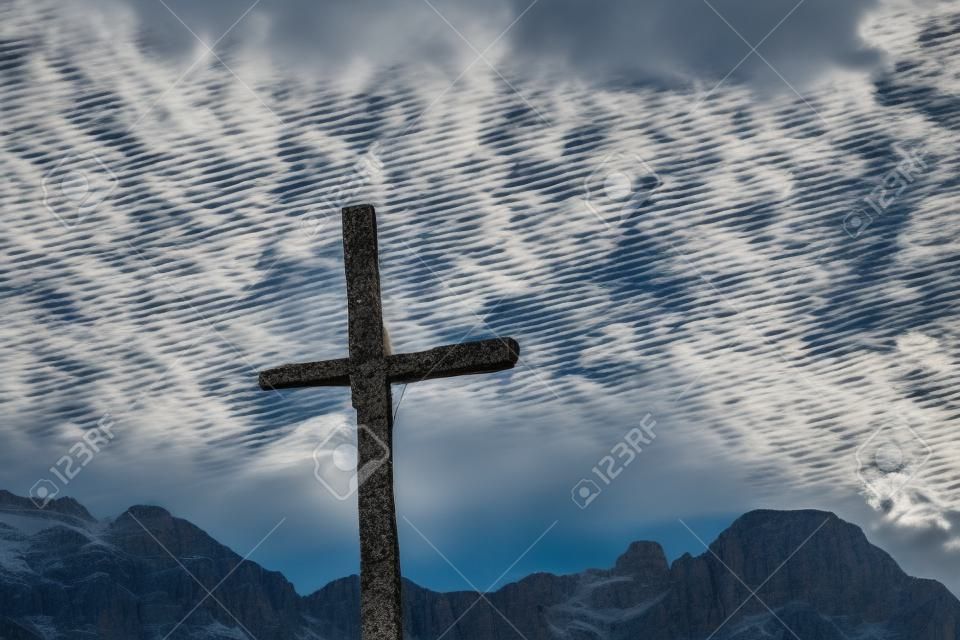 bergtop kruis in de Dolomieten, Italië.