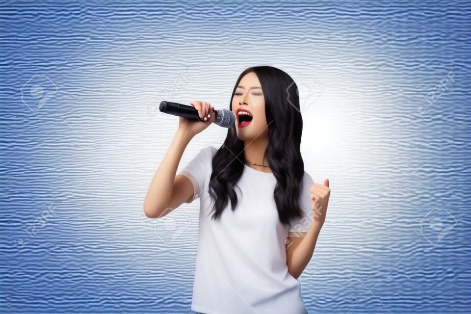 아름 다운 세련 된 여자 노래 노래방 흰색 배경 위에 절연.