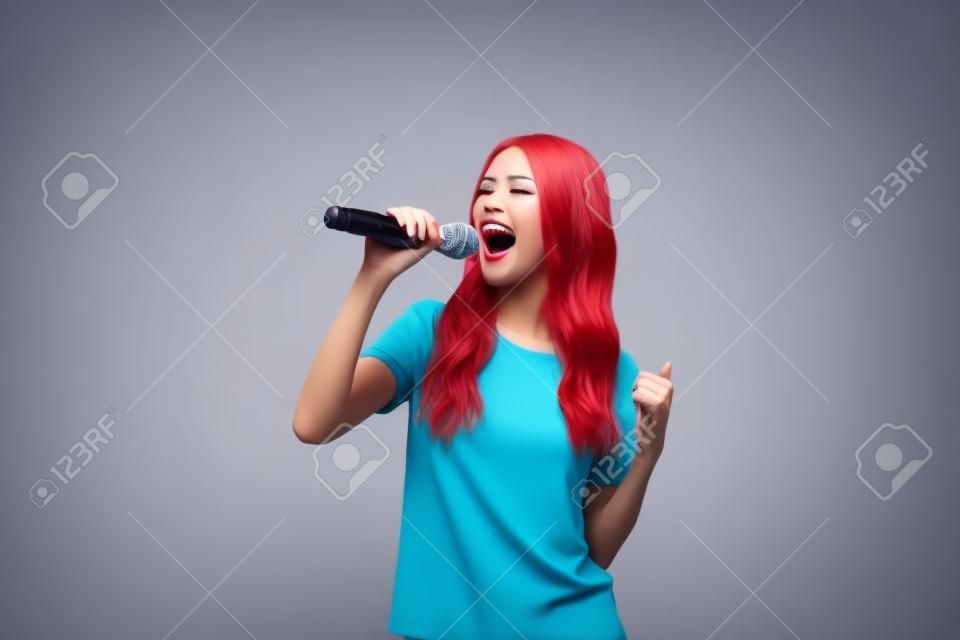 mooie stijlvolle vrouw zingen karaoke geïsoleerd over witte achtergrond.
