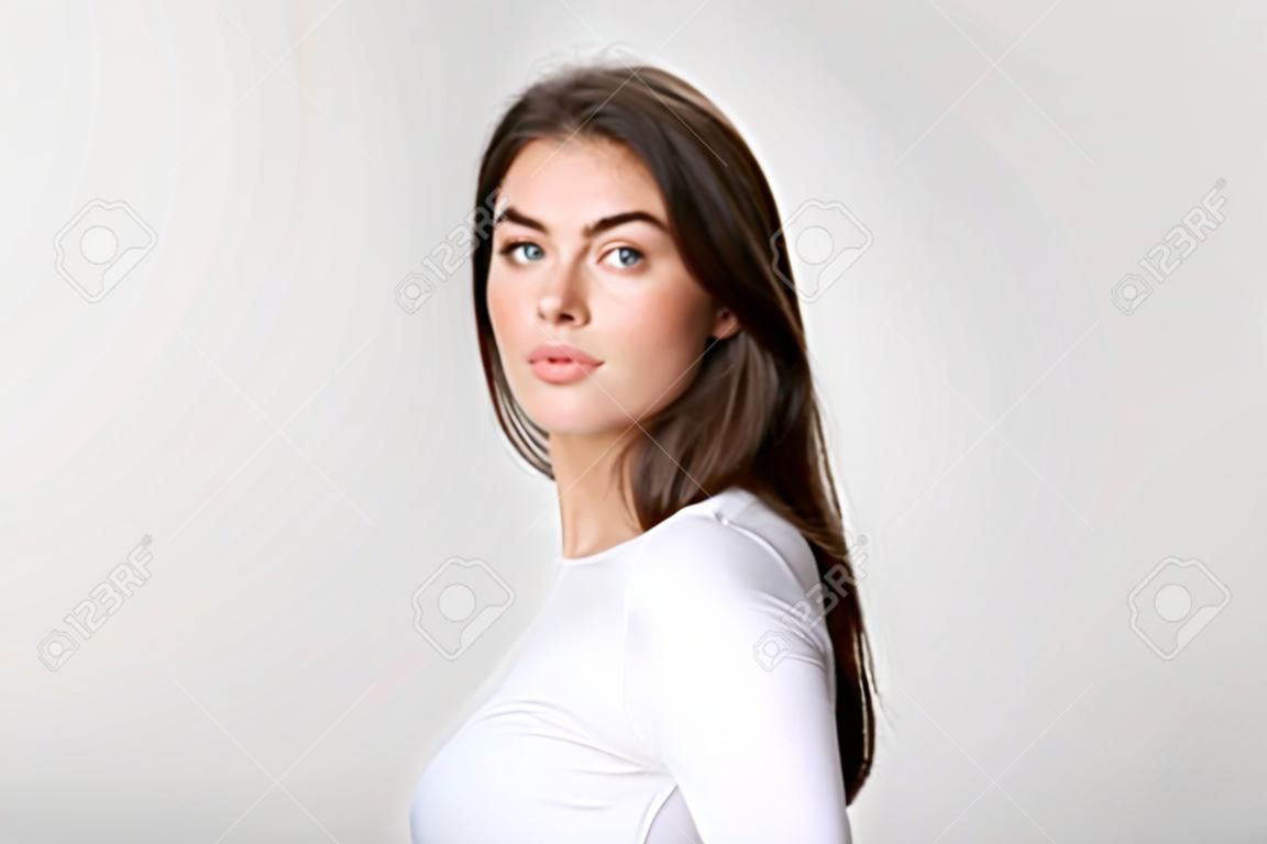 Retrato Da Mulher Morena Bonita Confiante Que Vira O Rosto Na Câmera Com  Olhar Sonhador, Fundo Branco Foto Royalty Free, Gravuras, Imagens e Banco  de fotografias. Image 174327756