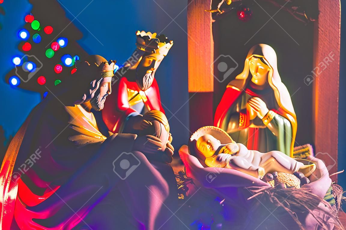 Fotografia ceramicznych figurek Narodzenia Jezusa Chrystusa z Matką Boską, św. Józefem i trzema mędrcami