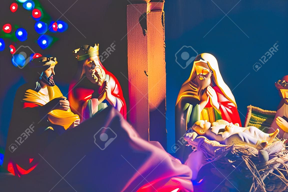 Fotografia ceramicznych figurek Narodzenia Jezusa Chrystusa z Matką Boską, św. Józefem i trzema mędrcami