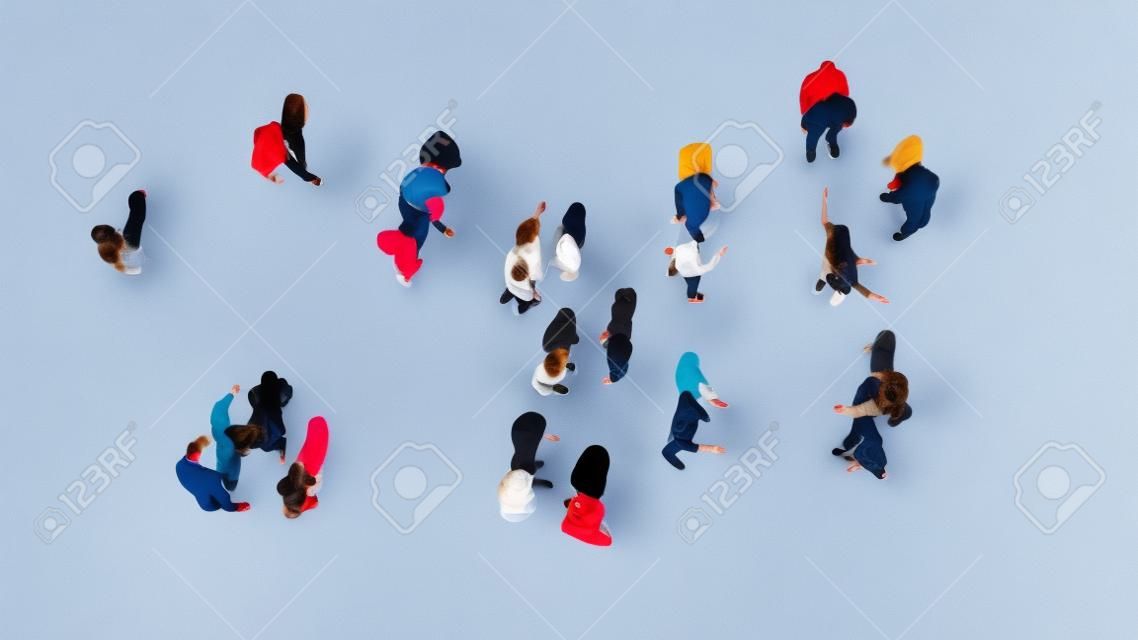 Толпа людей, вид сверху, изолированных на белом фоне