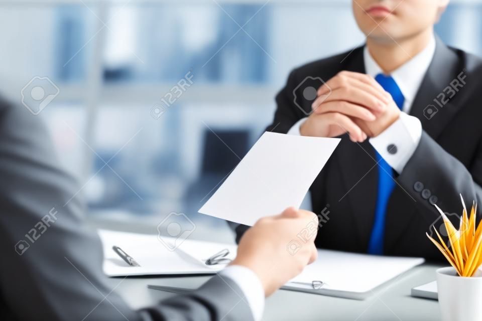 Empresários enviam cartas de demissão para executivos ou gerentes. Inclua informações sobre demissão e vagas e mudanças de emprego.
