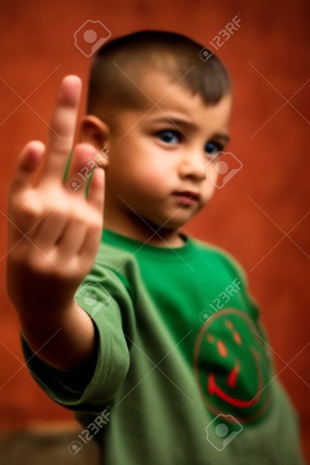 un chico está mostrando un dedo corazón