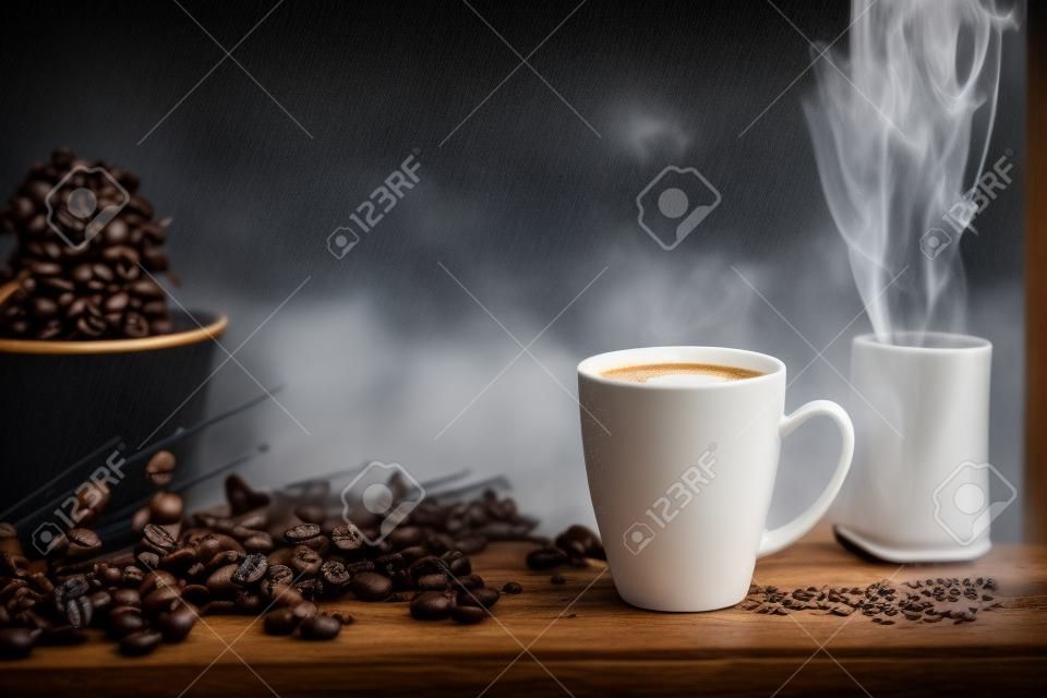 Cocer al vapor taza de café sobre un fondo de la ventana el día lluvioso